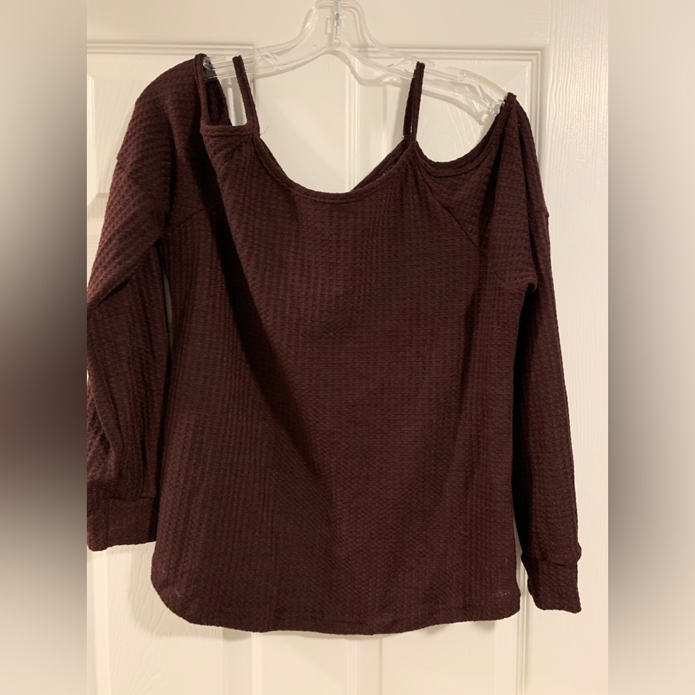 Bellelily lightweight maroon colored Sweater cold shoulders size large